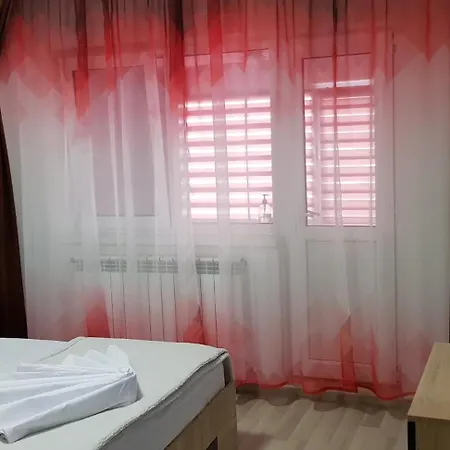Apartament Cu 3 Decomandat La Parter
