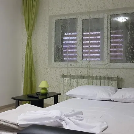 Apartament Cu 3 Decomandat La Parter *