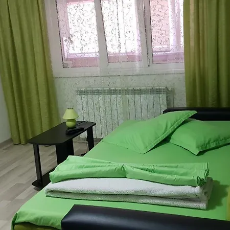 Apartament Cu 3 Decomandat La Parter *